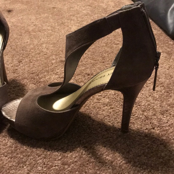 Heels - Picture 4 of 4
